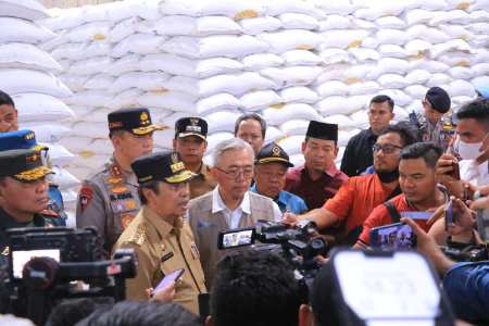 Gubri dan Pj Wako Pekanbaru bersama Forkopimda Riau Cek Ketersedian Pangan Jelang Nataru